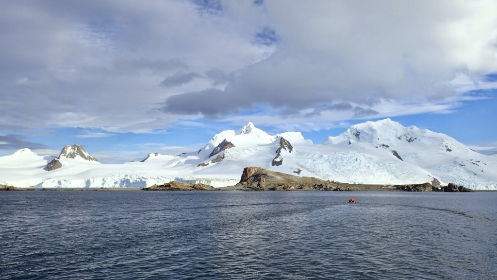 デセプション島で南極水泳とハーフムーン島のヒゲペンギン