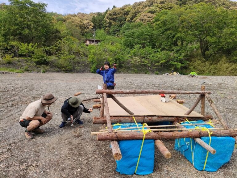 手作り筏で四万十川下り