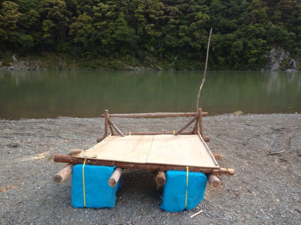 手作り筏で四万十川下り